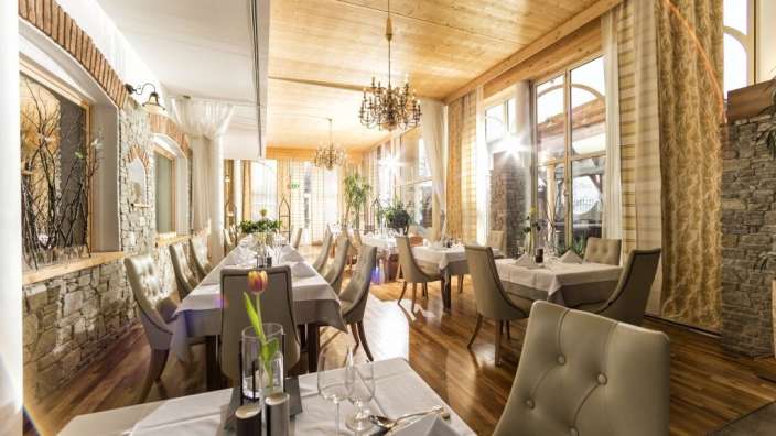 Ein sehr großes Esszimmer mit vielen Tischen und Stühlen