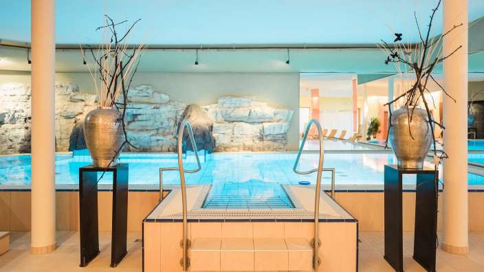 Zwei Vasen stehen neben einem Swimmingpool