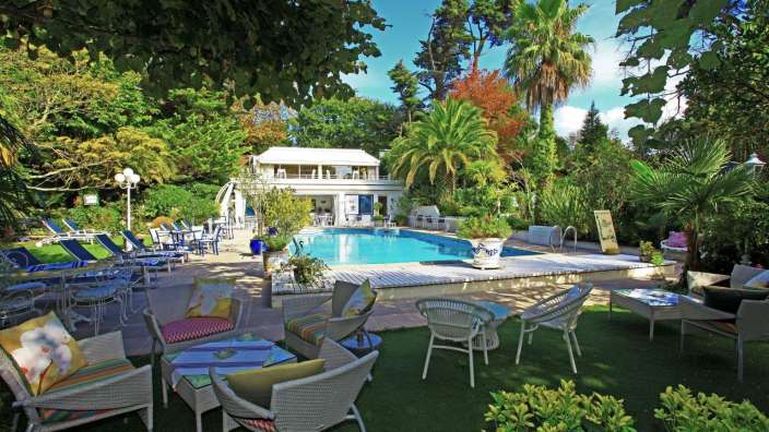 Ein großer Pool mit vielen Stühlen und Stühlen um ihn herum