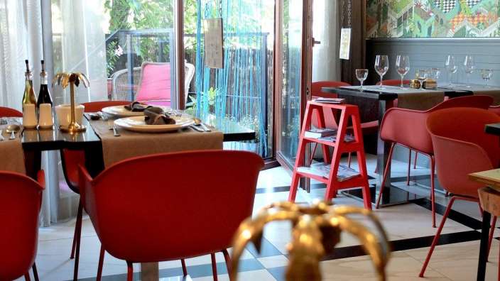 Ein Restaurant mit vielen Tischen und Stühlen