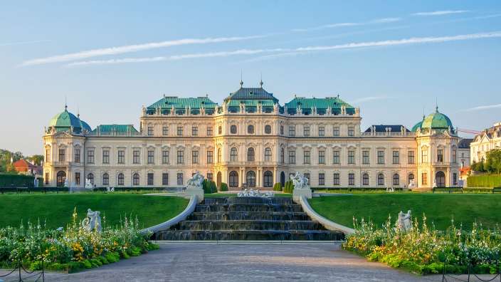 Ein großes weißes Gebäude mit einem Wasserfall davor