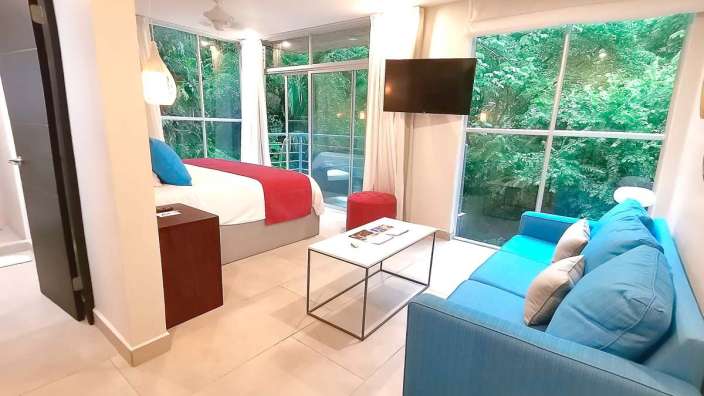 Ein Wohnzimmer mit einem Couchtisch und einem Fernseher