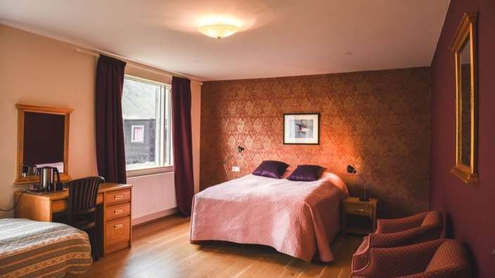 Ein Hotelzimmer mit einem Bett und einem Stuhl