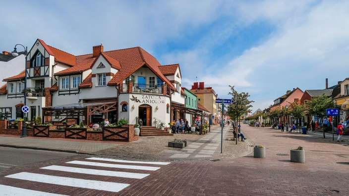 Eine Stadtstraße mit einem Restaurant namens Zatoka aniolow