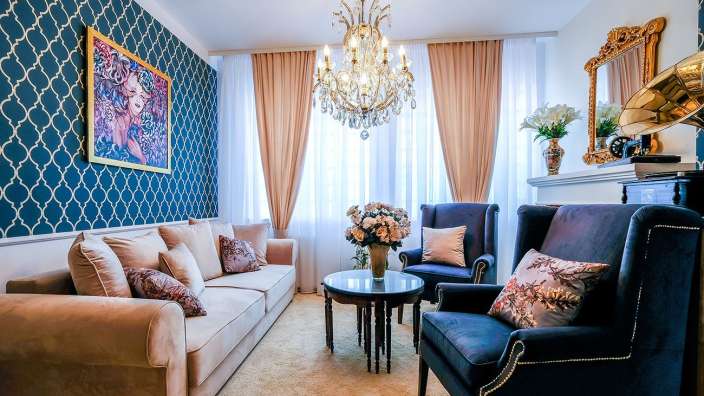 Ein Wohnzimmer mit einem Couchtisch und zwei Stühlen