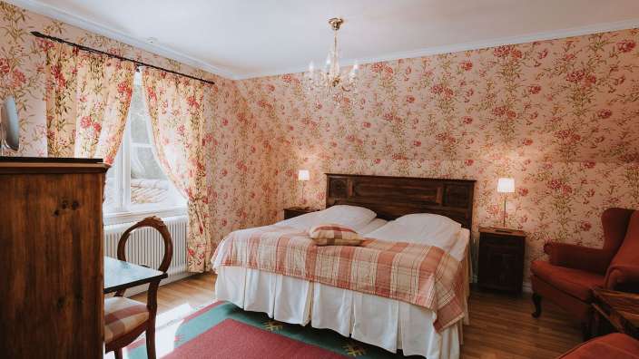 Ein Schlafzimmer mit einem Bett und einem Stuhl