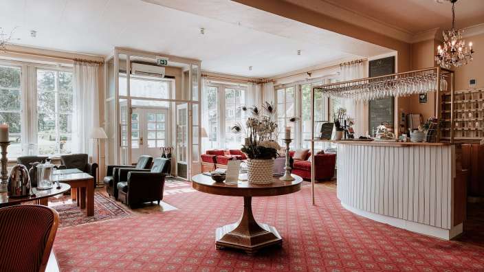 Ein Wohnzimmer mit einem Tisch und Stühlen und einer Bar