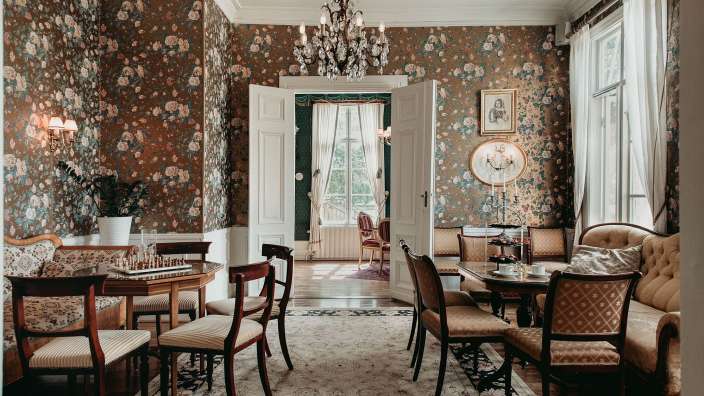 Ein Wohnzimmer mit einem Schachspiel auf einem Tisch