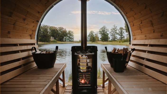 Eine Sauna mit einem harvia-Feuerofen darauf