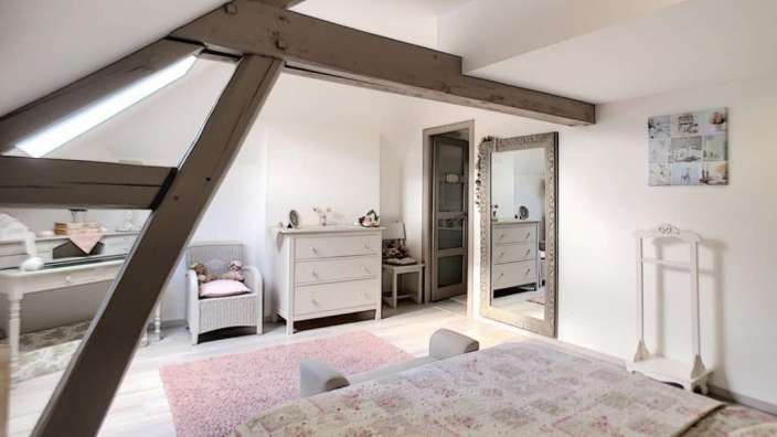 Ein Schlafzimmer mit einem Bett und einem Spiegel