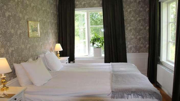 Ein Schlafzimmer mit einem Bett und zwei Lampen