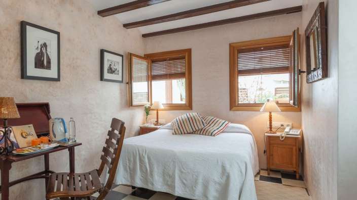 Ein kleines Schlafzimmer mit einem Bett und einem Stuhl