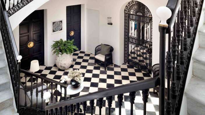 Eine schwarz-weiß karierte Treppe in einem Haus