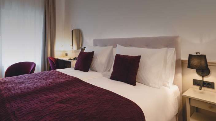 Ein Hotelzimmer mit einem Bett und einem Schreibtisch