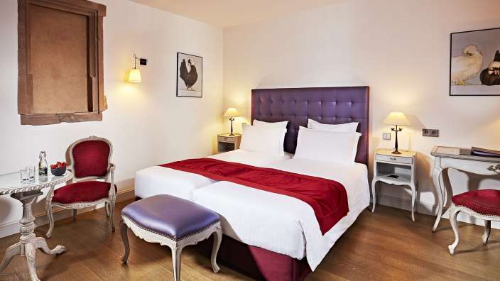 Ein Hotelzimmer mit einem Bett und einem Tisch