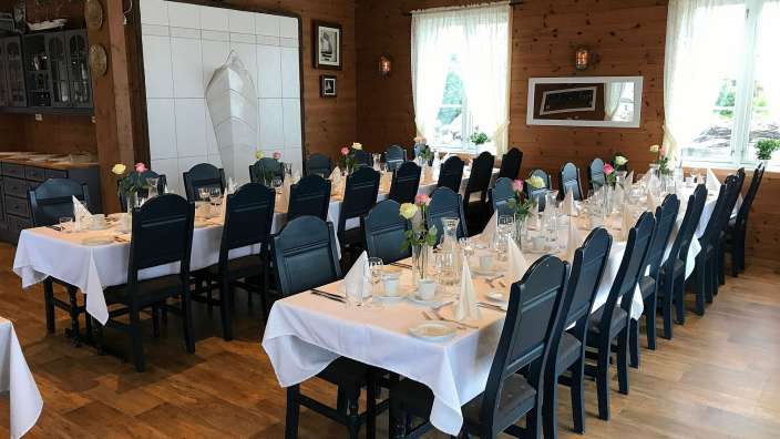 Eine lange Reihe von Tischen und Stühlen in einem Restaurant