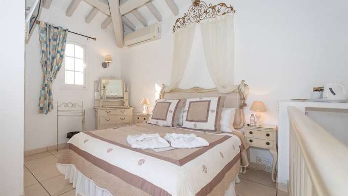 Ein Schlafzimmer mit einem Bett und einem Spiegel