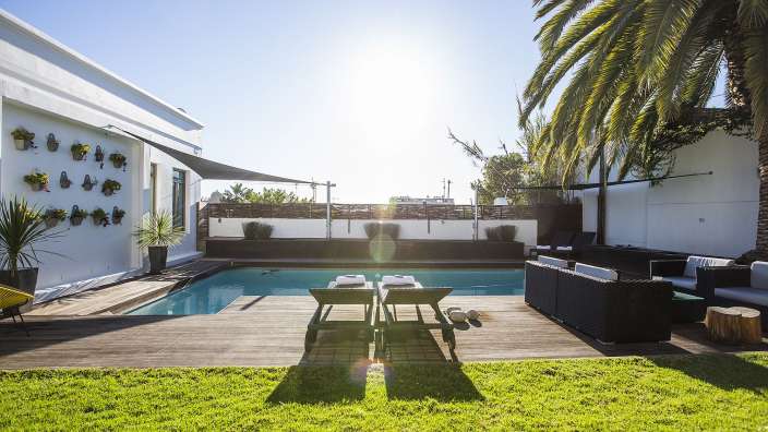 Ein großer Swimmingpool im hinteren Garten eines Hauses