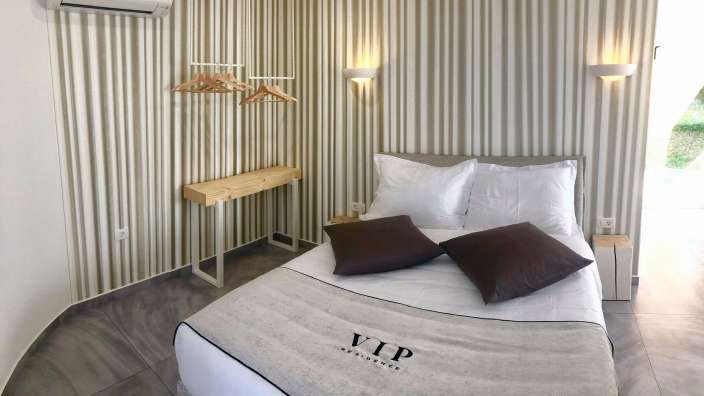 Ein Schlafzimmer mit einem Bett und einer Decke mit der Aufschrift vip residence