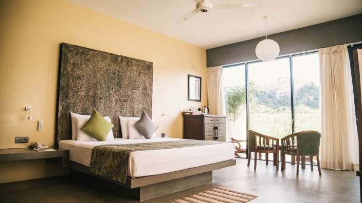 Ein Hotelzimmer mit einem Bett und einem Tisch