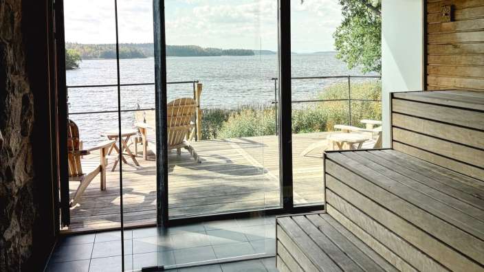 Eine Sauna mit einem Blick auf einen See