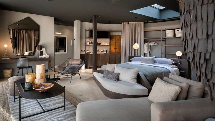 Ein Wohnzimmer mit einem Bett und einem Stuhl