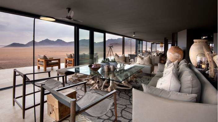 Ein Wohnzimmer mit vielen Möbeln und einem Glastisch