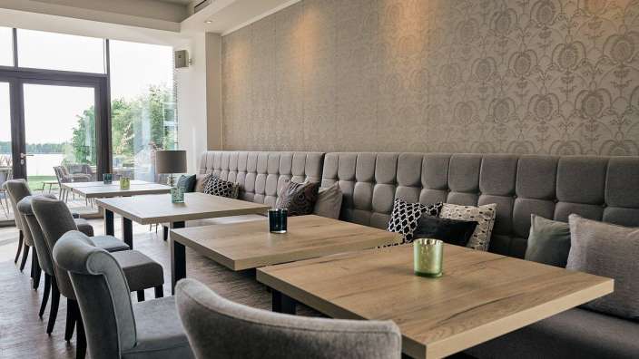 Ein Esszimmer mit vielen Tischen und Stühlen