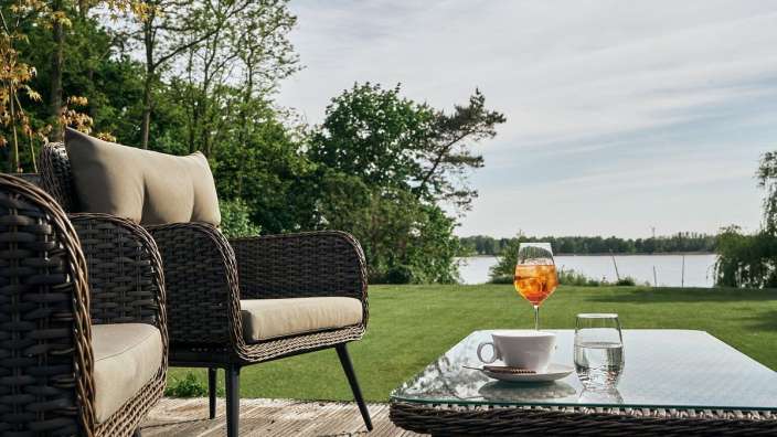 Ein Tisch mit einer Tasse Kaffee und einem Glas Wein darauf