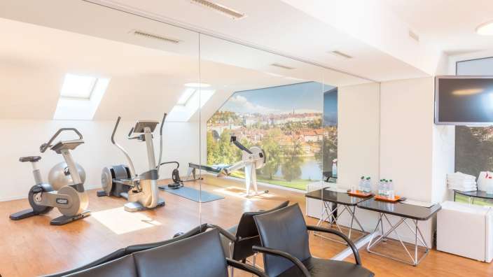 Ein Fitnessstudio mit vielen Geräten und einem Fernseher