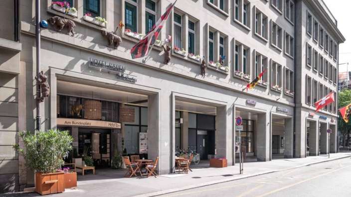 Ein sehr großes Gebäude mit einem Restaurant davor