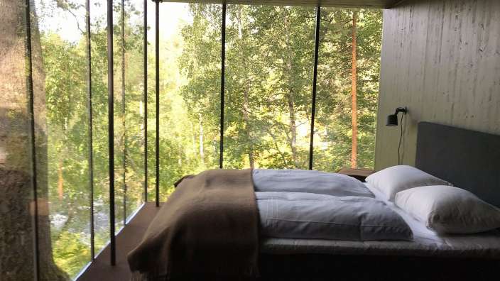 Ein Schlafzimmer mit einem Bett und einem großen Fenster