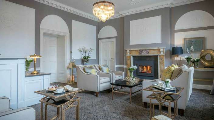 Ein Wohnzimmer mit zwei Stühlen und einem Kamin
