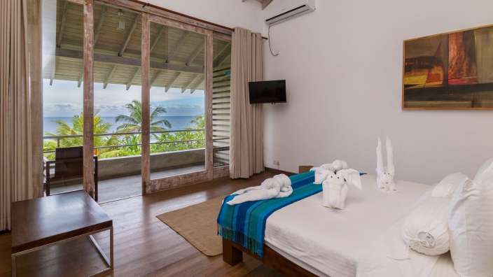 Ein Schlafzimmer mit einem Bett und einem Fernseher