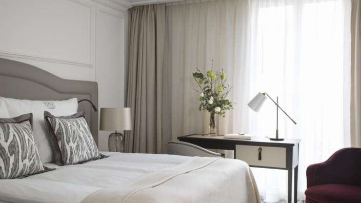 Ein Hotelzimmer mit einem Bett und einem Stuhl