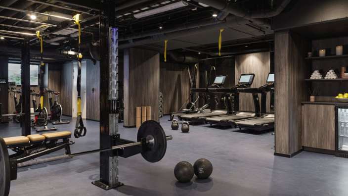 Ein Fitnessstudio mit vielen Geräten und einem Barbell