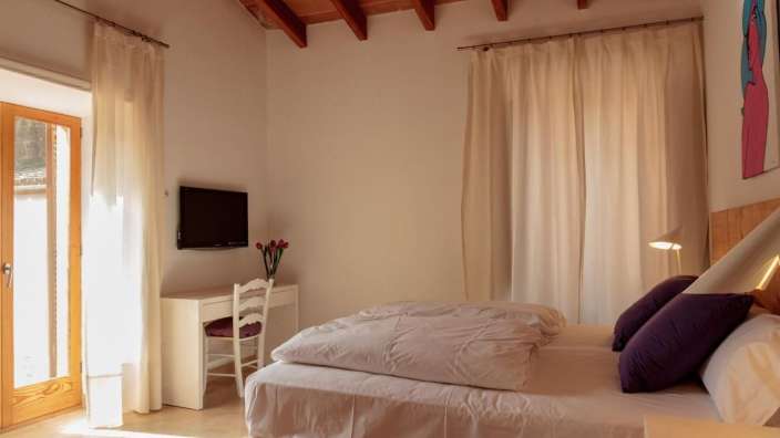 Ein Schlafzimmer mit zwei Betten und einem Fernseher