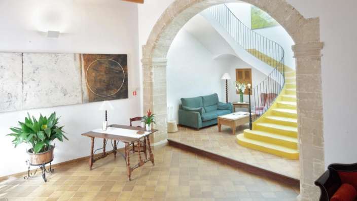 Ein Wohnzimmer mit einer Treppe und einem Tisch