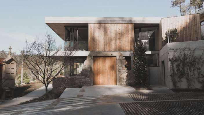 Ein Haus mit einer Holztür und einem Steineingang