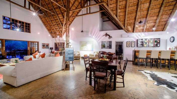 Ein großes Wohnzimmer mit einem Tisch und Stühlen