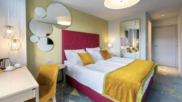 Ein Hotelzimmer mit einem Bett und einem Schreibtisch