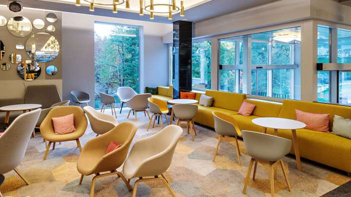 Ein Wohnzimmer mit vielen Stühlen und Tischen