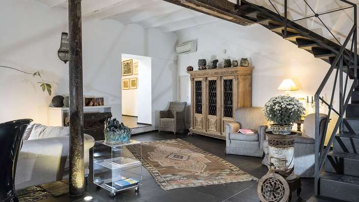 Ein Wohnzimmer mit Möbeln und einer Treppe