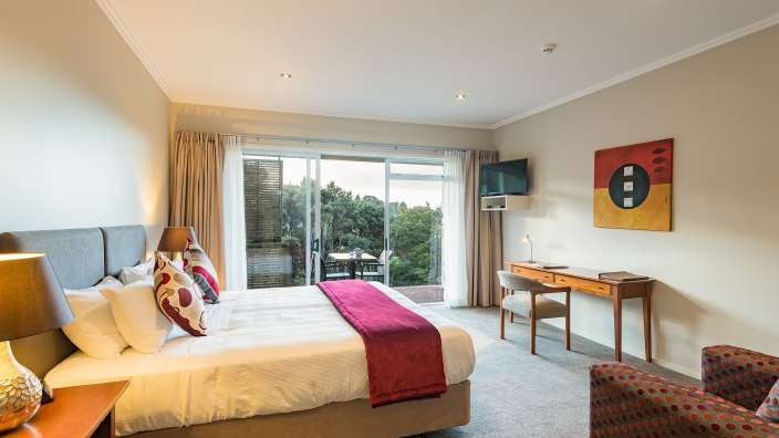 Ein Hotelzimmer mit einem Bett und einem Schreibtisch