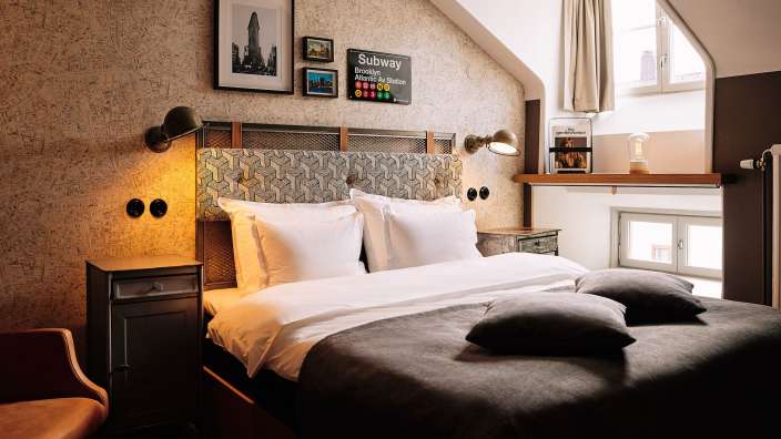 Ein Hotelzimmer mit einem Bett und einem Schild mit der Aufschrift subway