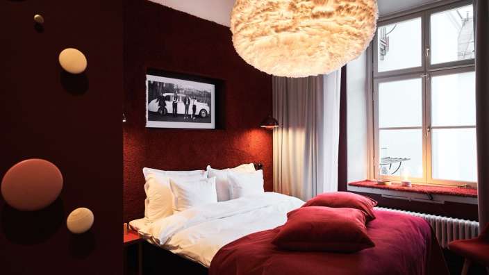 Ein Schlafzimmer mit einem Bett und einem Bild an der Wand