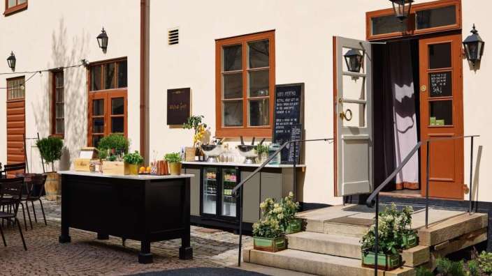 Ein Gebäude mit einer Speisekarte davor