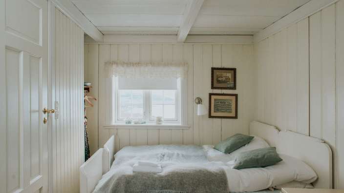 Ein Schlafzimmer mit zwei Betten und zwei Bildern an der Wand