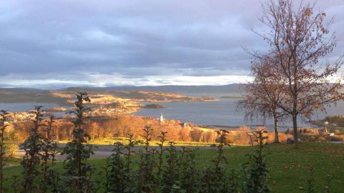 Ein Blick auf einen See mit einem kleinen Dorf im Hintergrund