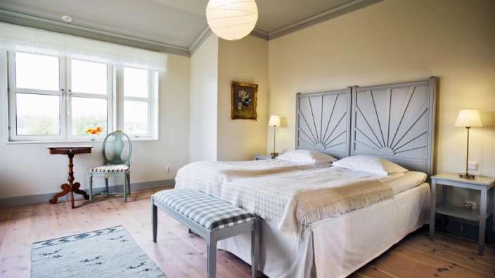 Ein Schlafzimmer mit zwei Betten und einem Stuhl